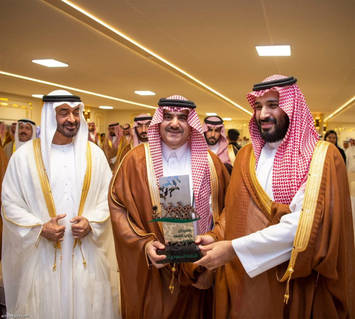 ولي العهد يرعى سباق الهجن
