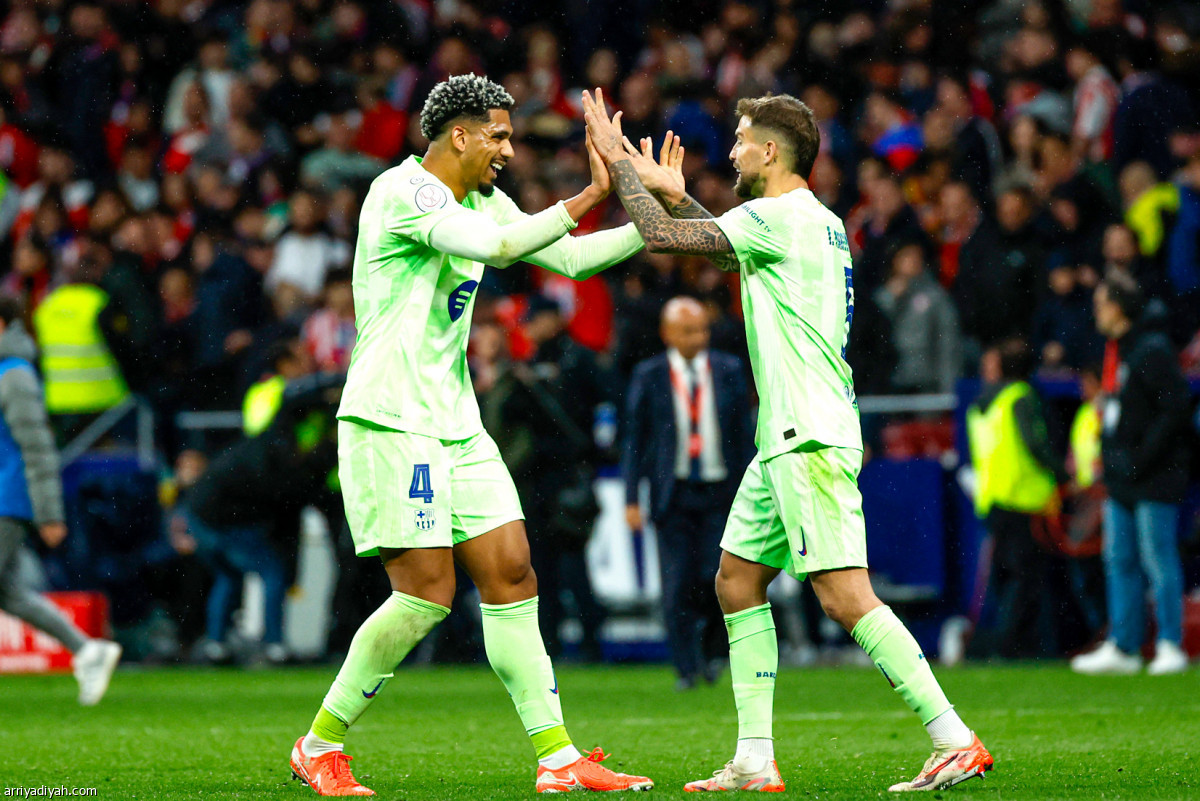 برشلونة يعبر