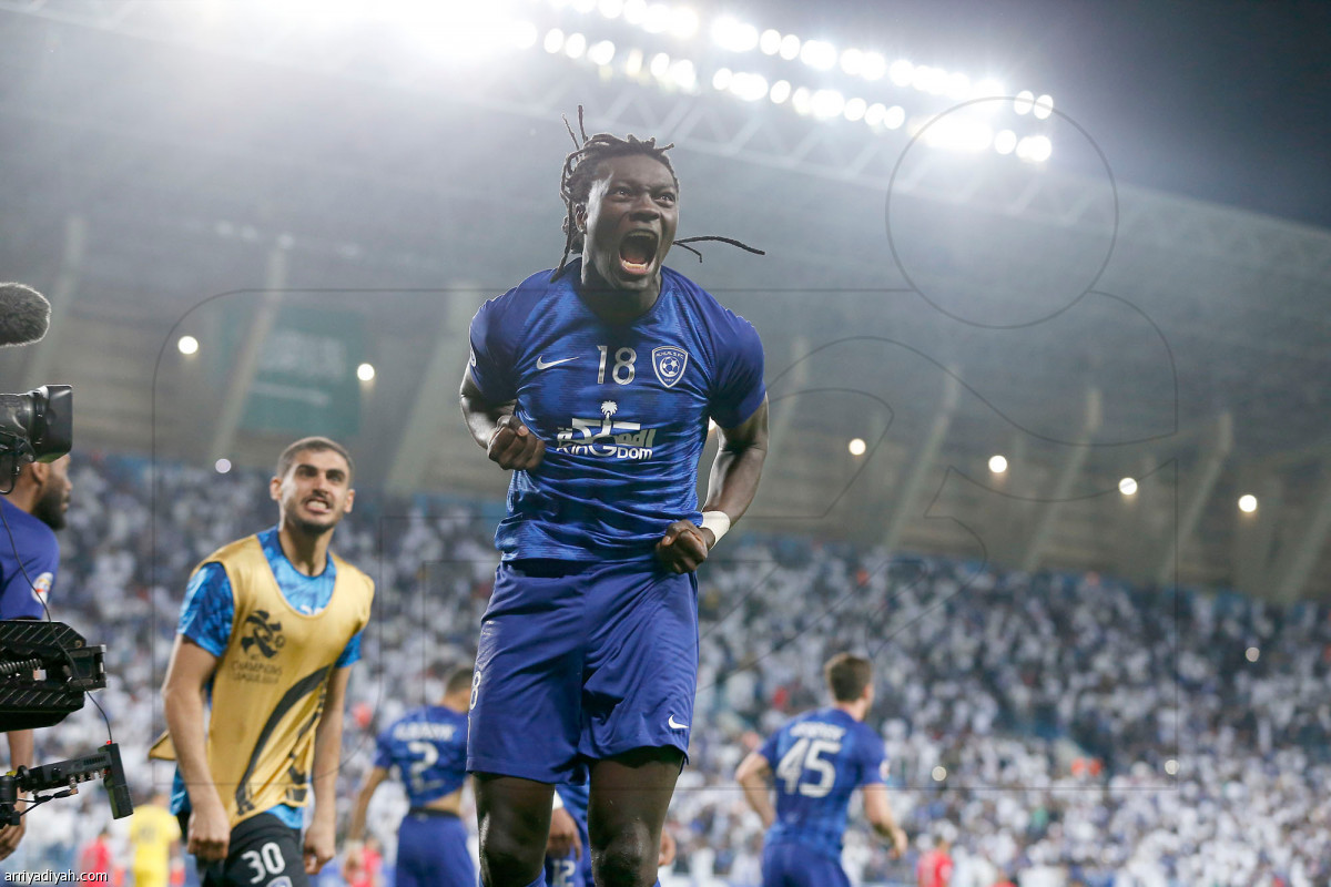 الأزرق يتلاعب بالدحيل