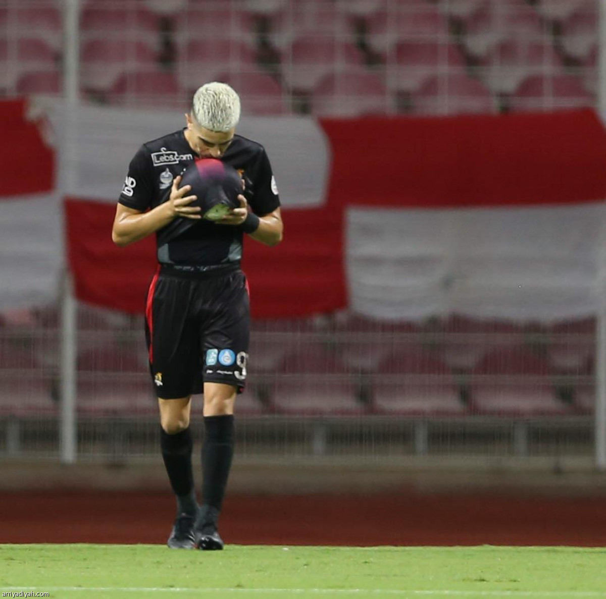 الوحدة يقلبها