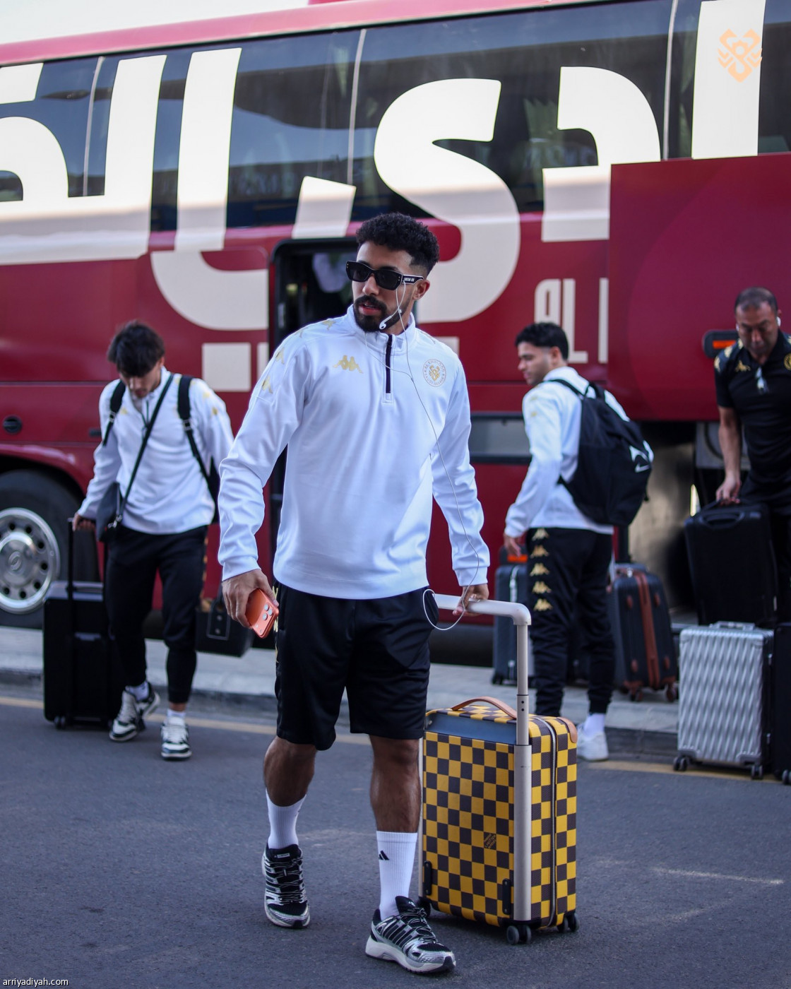 الخلود يغادر