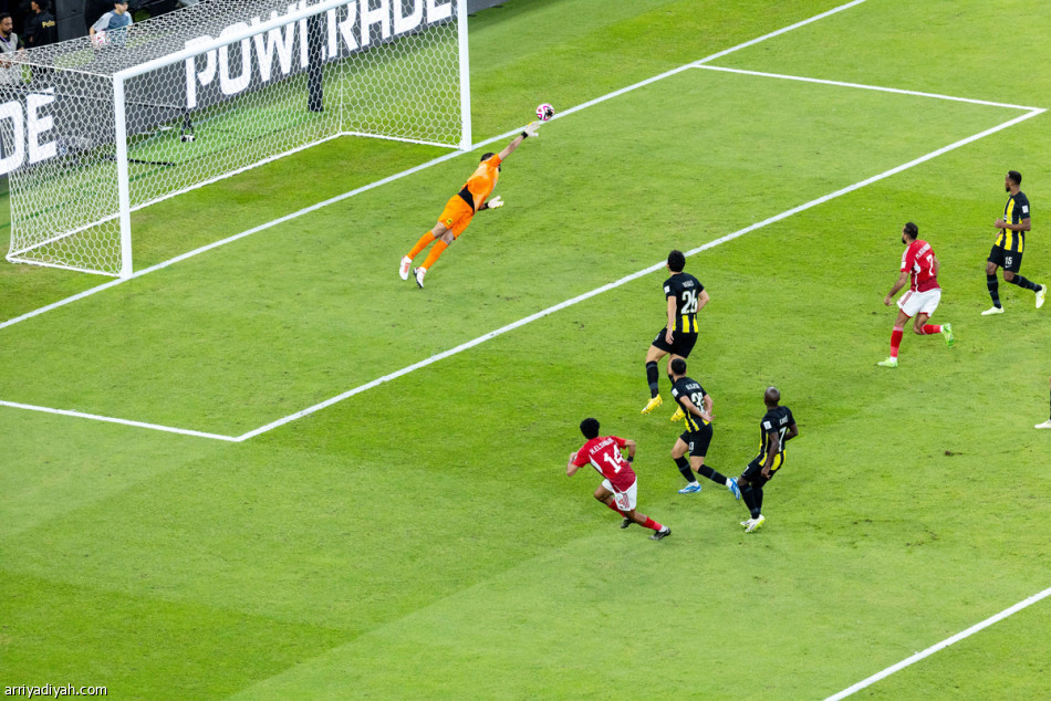 الأهلي يتجاوز
البطل التاريخي