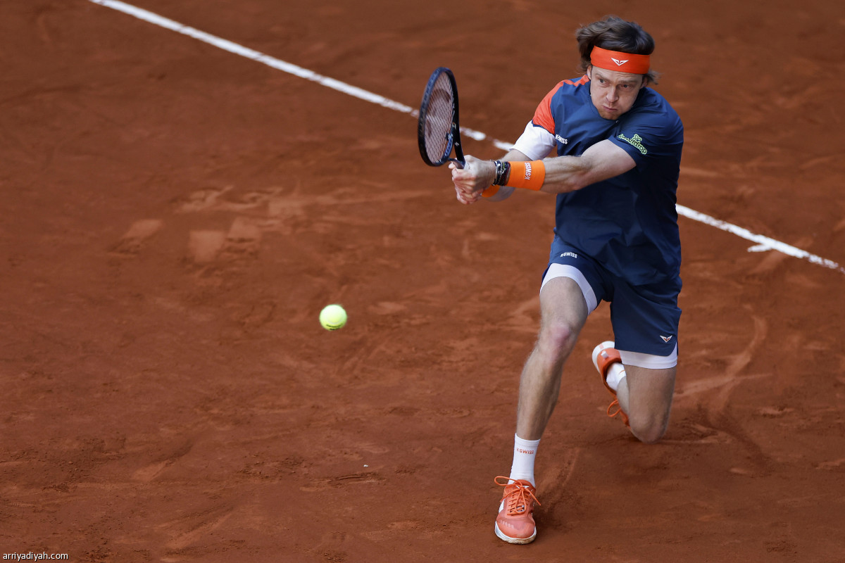 خروج حامل اللقب