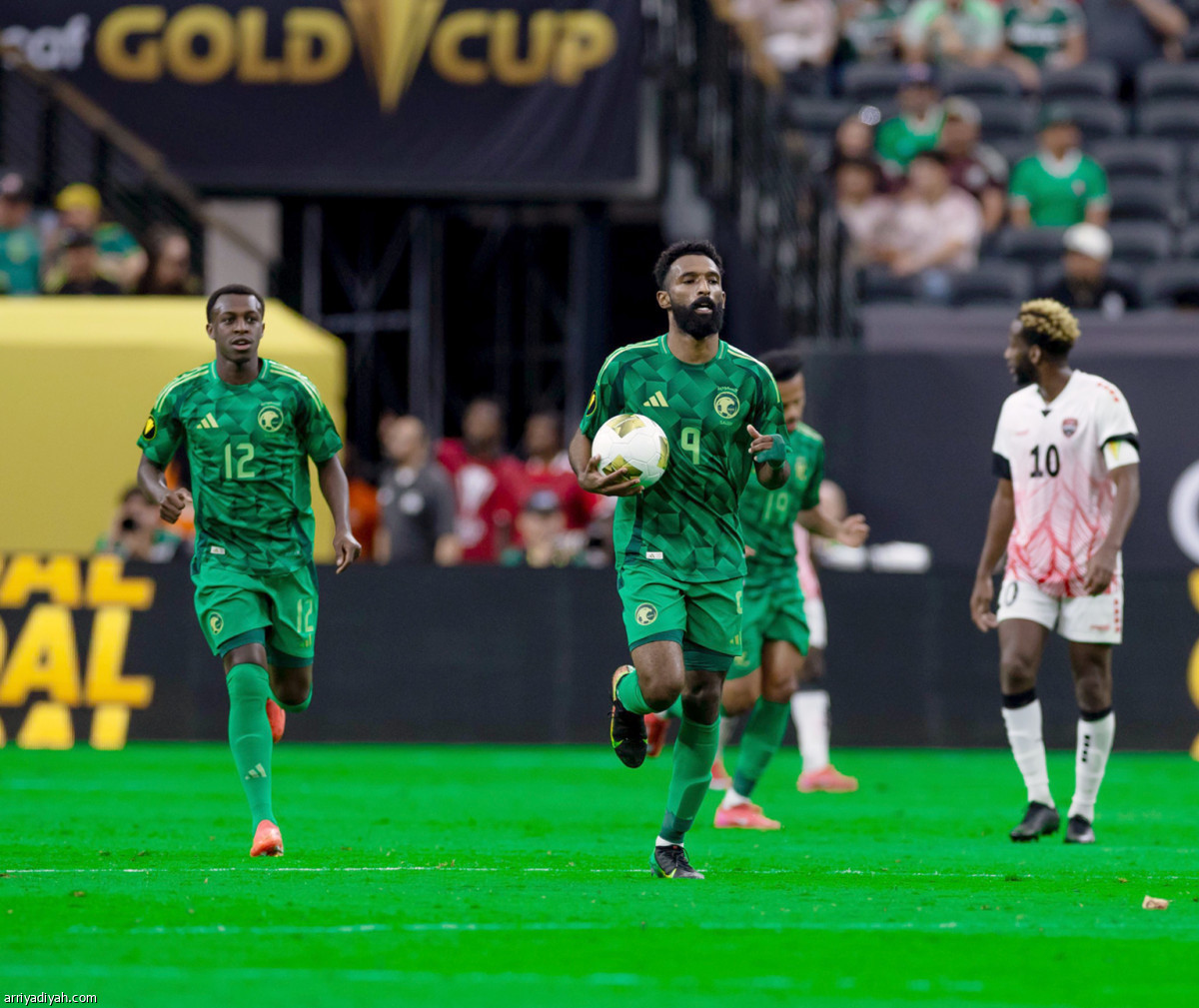 الأخضر يعبر