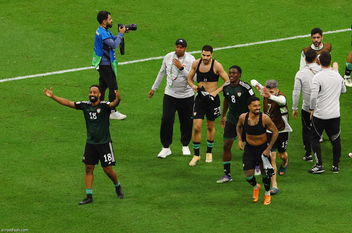 الإمارات تكمل المربع