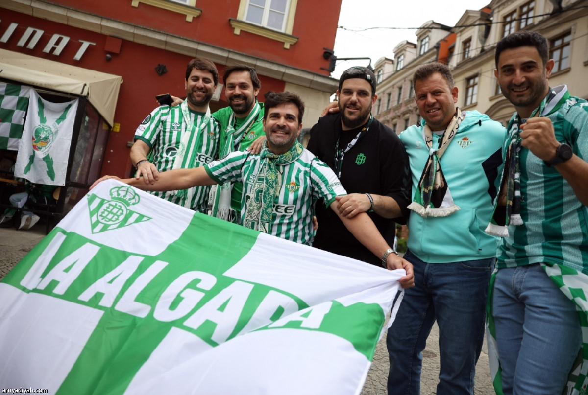 الجماهير تتوافد