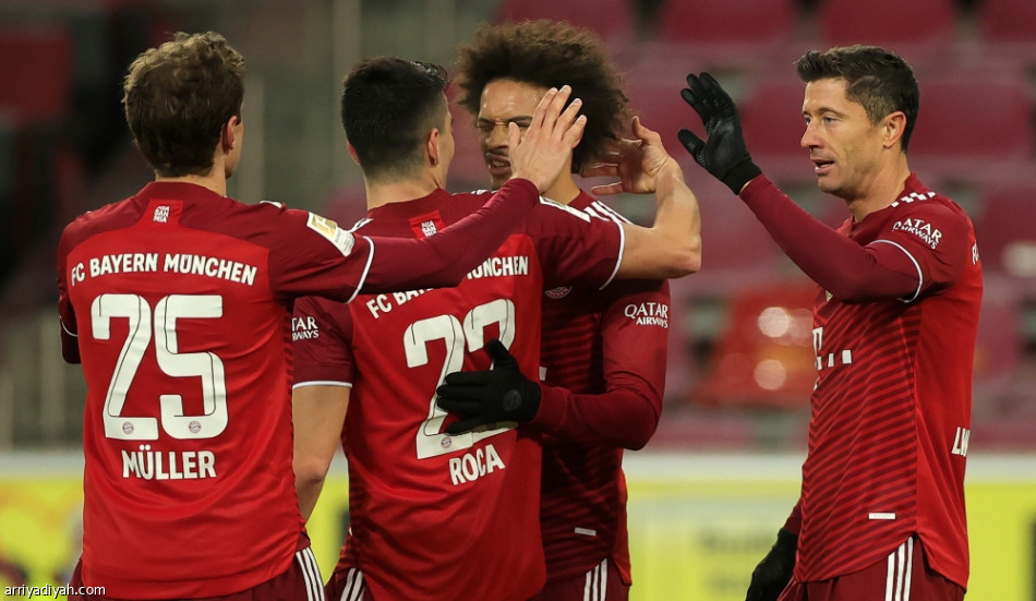 «هاتريك» ليفاندوفسكي يعيد فارق النقاط الـ6