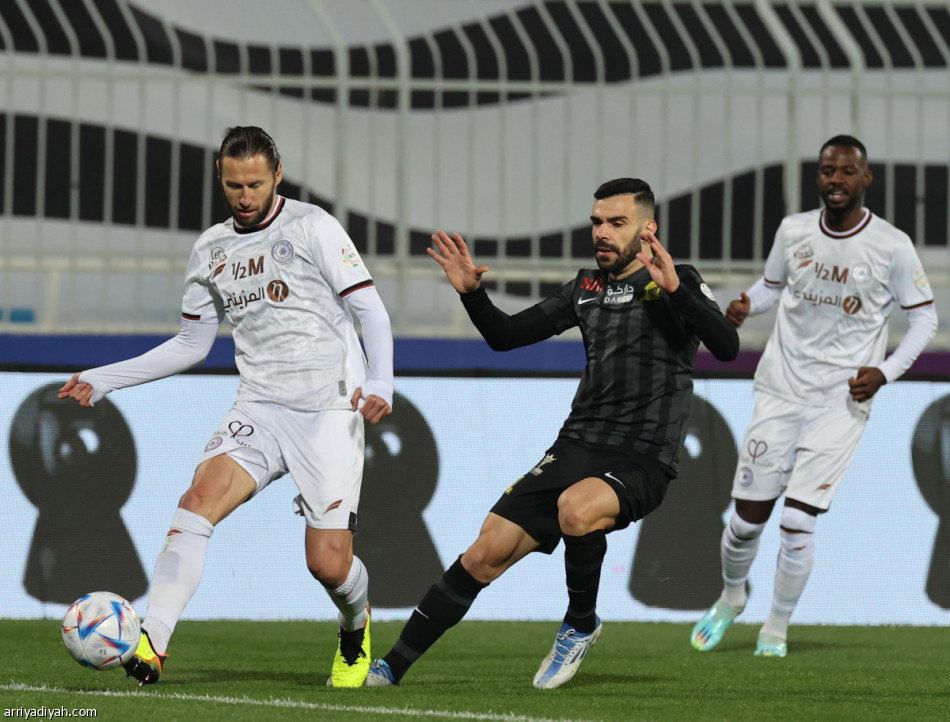 الشباب والاتحاد يتعثران بـ«المؤجلة»