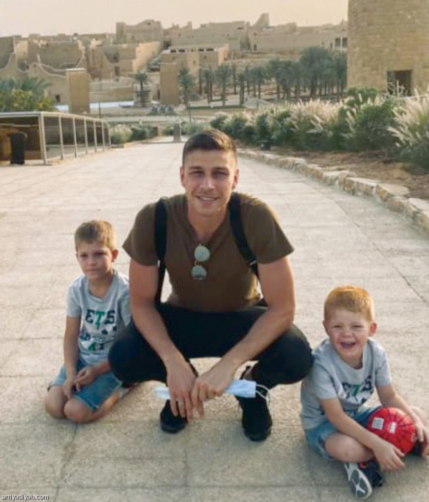 «إنستجرام» 
توثق إجازة الأجانب