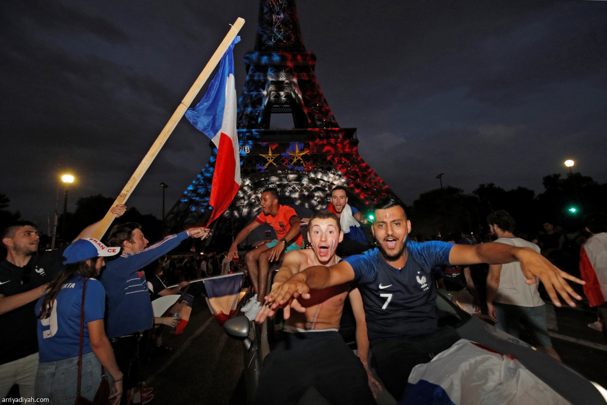 إيفل يحتفي بأبطال المونديال