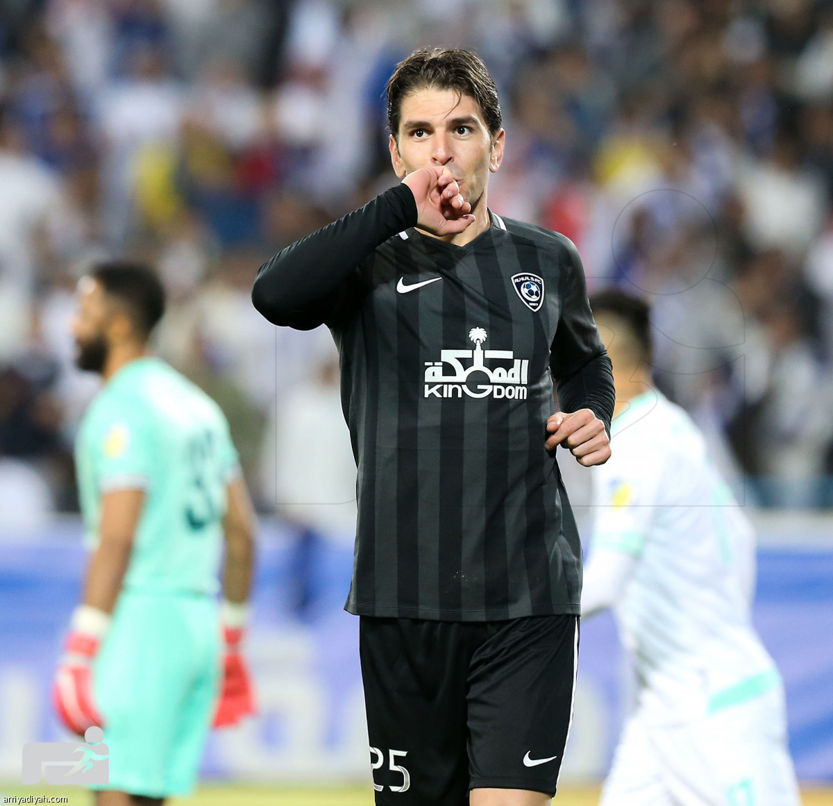 الأزرق يقترب